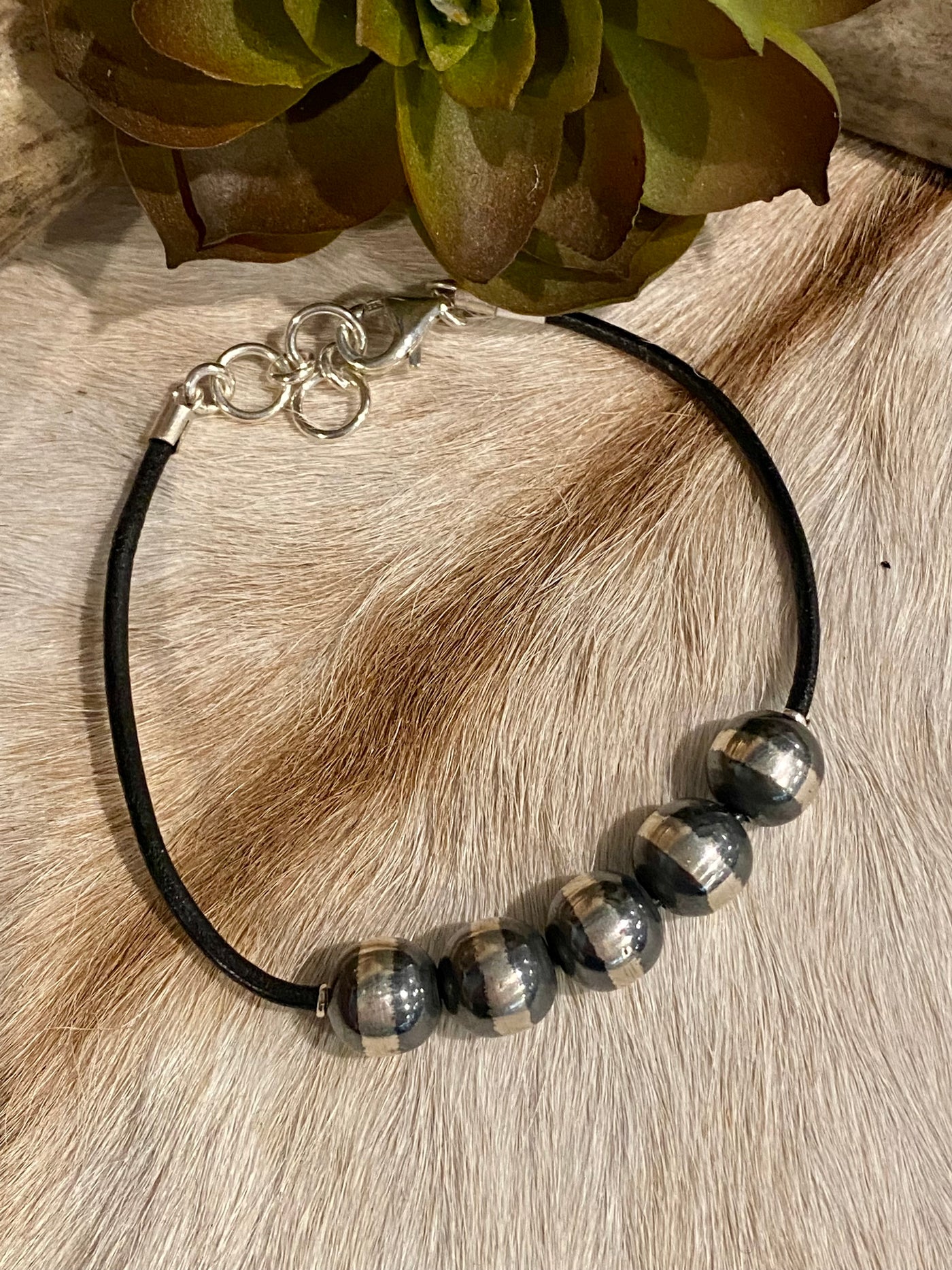Navajo Pearl Leather Bracelet ~ 10mm